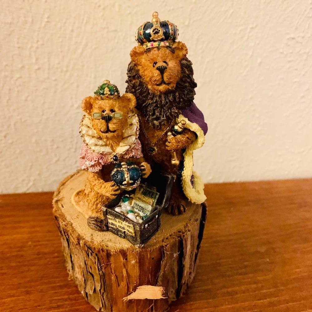 Boyds Bears Aurora and Rex Saving The Family Jewel